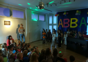 dzieci na koncercie ABBY