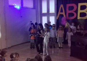 dzieci na koncercie ABBY
