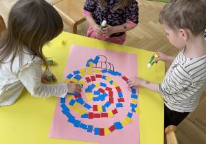 Dekorujemy bombki - zabawa matematyczna