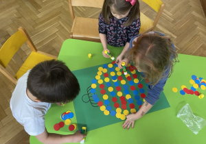 Dekorujemy bombki - zabawa matematyczna