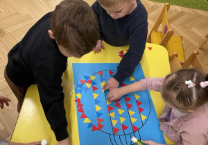 Dekorujemy bombki - zabawa matematyczna