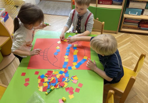 Dekorujemy bombki - zabawa matematyczna