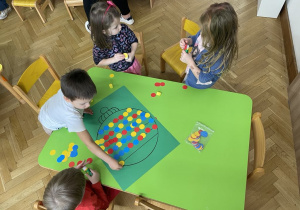 Dekorujemy bombki - zabawa matematyczna