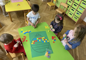 Dekorujemy bombki - zabawa matematyczna