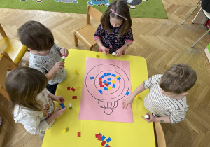 Dekorujemy bombki - zabawa matematyczna