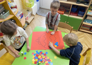 Dekorujemy bombki - zabawa matematyczna