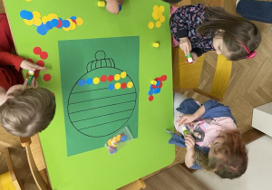 Dekorujemy bombki - zabawa matematyczna