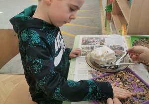 przygotowywanie zawieszek z ziarnami dla ptaków