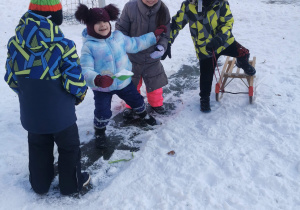 dzieci podczas zabaw zimowych