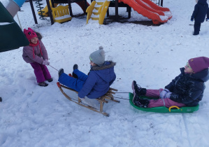 dzieci podczas zabaw zimowych