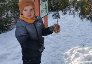 dzieci dokarmiają ptaki zimą