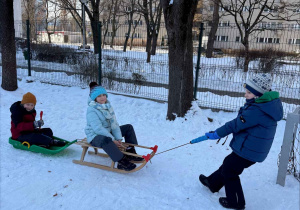 Zimowe zabawy na śniegu