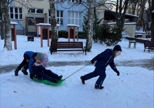 Zimowe zabawy na śniegu