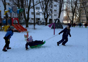 Zimowe zabawy na śniegu