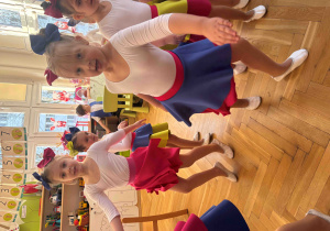 Przygotowania do występu dla Babć i Dziadków