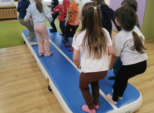 dzieci na zajęciach z gimnastyki