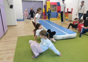 dzieci na zajęciach z gimnastyki