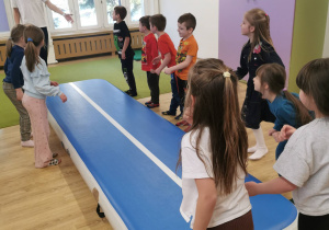 dzieci na zajęciach z gimnastyki