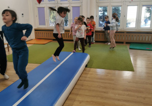 dzieci na zajęciach z gimnastyki