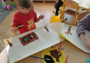 dzieci tworzą zimowe krajobrazy