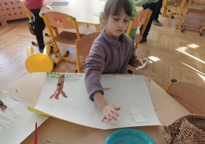 dzieci tworzą zimowe krajobrazy