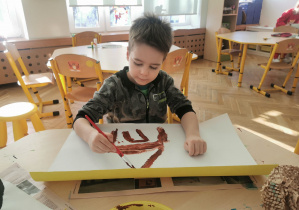 dzieci tworzą zimowe krajobrazy