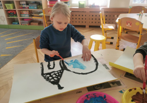 dzieci tworzą zimowe krajobrazy