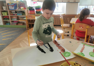 dzieci tworzą zimowe krajobrazy