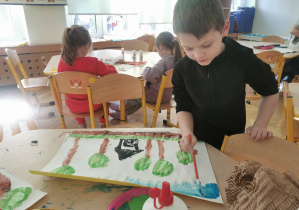 dzieci tworzą zimowe krajobrazy