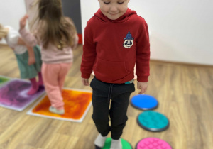 Zabawy sensoryczne w sali SI