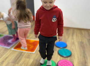 Zabawy sensoryczne w sali SI