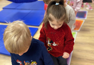 Zabawy sensoryczne w sali SI