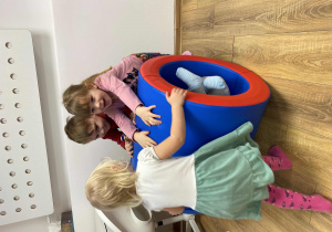 Zabawy sensoryczne w sali SI