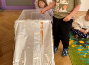 Ślizgawka pingwinków i łyżwiarek - zimowy obraz z lodu.