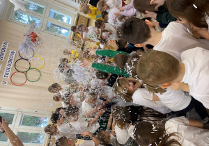 Zakończenie olimpiady- śnieżkowa bitwa