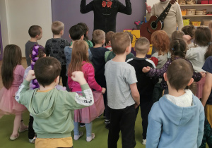 dzieci podczas zabaw muzycznych