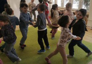 dzieci podczas zabaw muzycznych