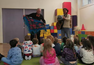 dzieci podczas zabaw muzycznych