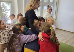 dzieci podczas zabaw muzycznych