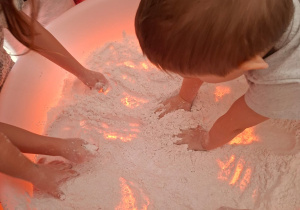 Walentynkowa zabawa sensoryczna