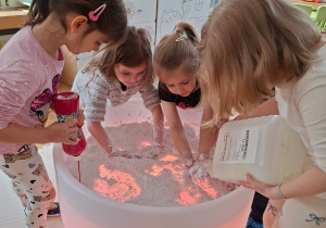 Walentynkowa zabawa sensoryczna