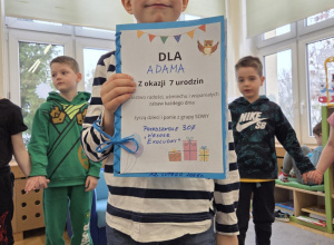 Adam z książeczką urodzinową od dzieci