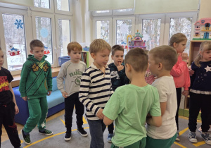 dzieci dają Adamowi prezent