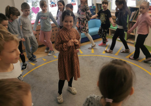 dzieci śpiewają sto lat Stefie