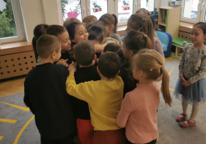 dzieci przytulają Stefcie