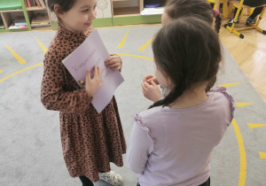 koleżanki dają Stefci prezent