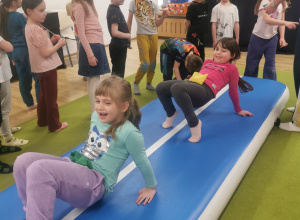 dzieci na zajęciach z gimnastyki