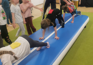 dzieci na zajęciach z gimnastyki