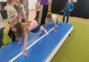 dzieci na zajęciach z gimnastyki