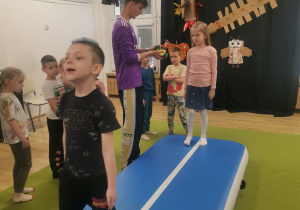 dzieci na zajęciach z gimnastyki
